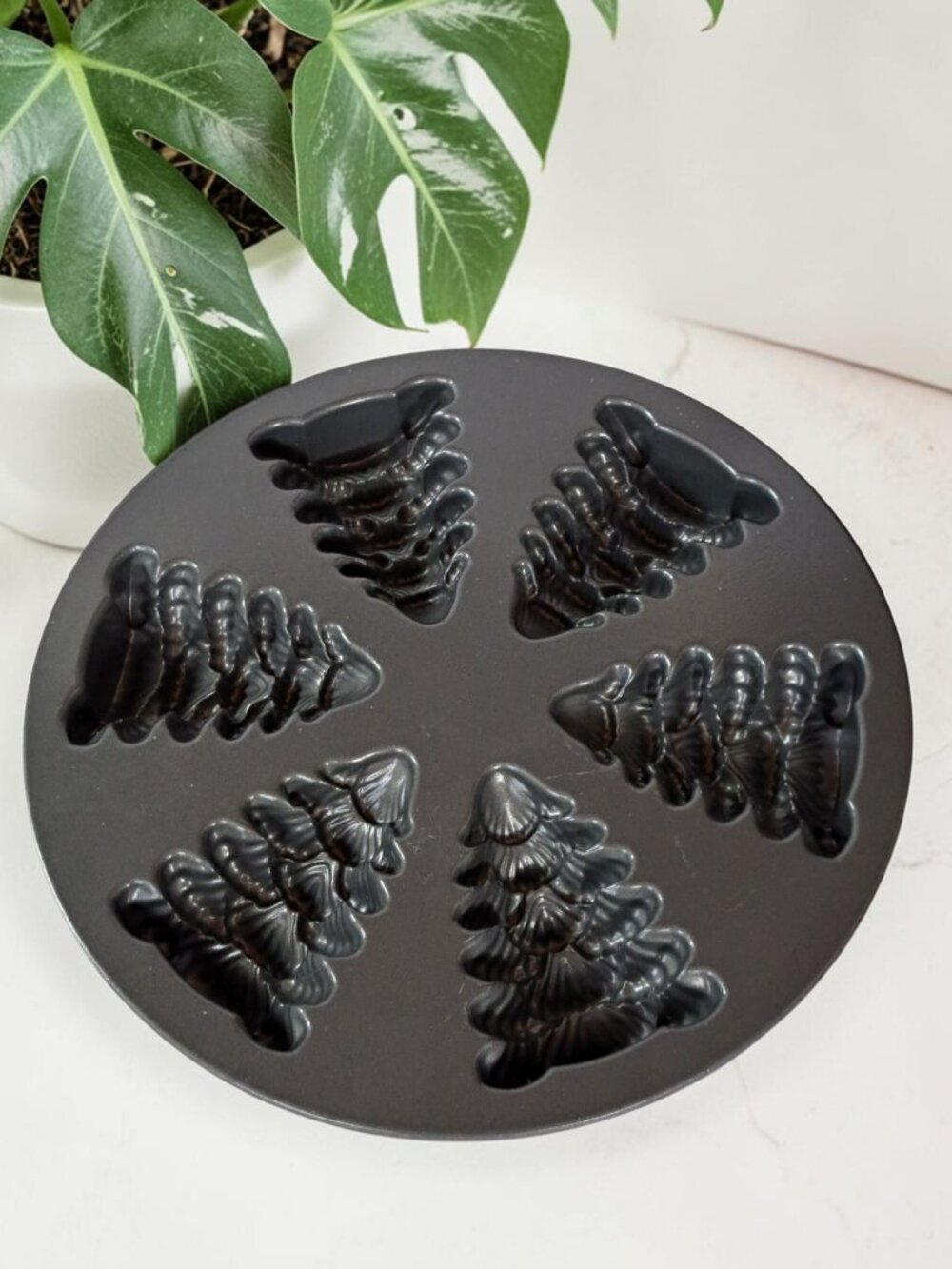 NordicWare Evergreen Cakelets Mold Pan 2.5 Cups Christmas Tree Cast Aluminum